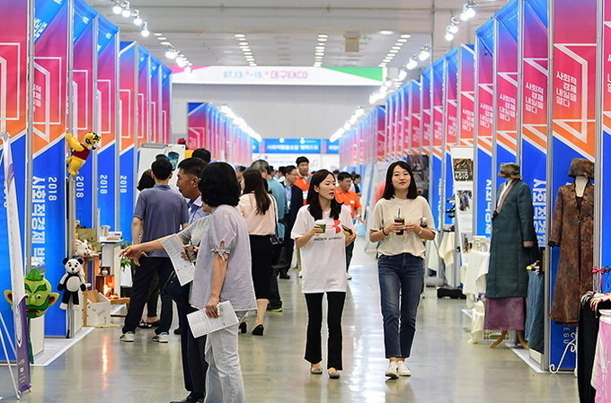 13일 엑스코에서 열린 ‘2018 사회적경제 박람회’를 찾은 시민들이 사회적기업들의 다양한 제품을 둘러보고 있다. 이번 박람회는 고용노동부를 비롯한 13개 정부 부처와 대구시가 공동 주최해 사회적기업, 협동조합, 마을기업, 자활기업, 농촌공동체회사 등의 다양한 상품과 서비스를 소개함으로써 사회적경제에 대한 국민적 관심을 제고한다.