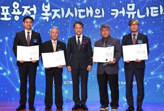 보건복지부가 주최하고 한국사회복지협의회가 주관한 제19회 사회복지의 날 및 제29회 전국사회복지대회에서 박능후 보건복지부장관이 장관상을 직접 수상한 공로자 4명과 함께 기념촬영을 하고 있다