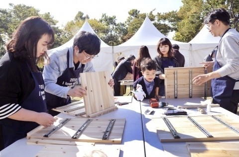  용산가족공원에서 펼쳐진 제2회 목재문화 페스티벌에서 시민들이 목공체험을 하고 있다