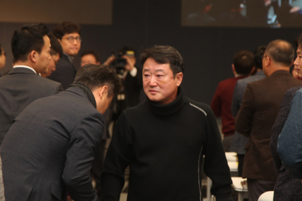 11월 28일 오전 서울 마곡동 코오롱원앤온리타워에서 자신의 퇴임을 밝힌 코오롱그룹 이웅열 회장이 임직원들과 악수를 나누며 눈물을 글썽이고 있다.(사진제공=코오롱그룹)