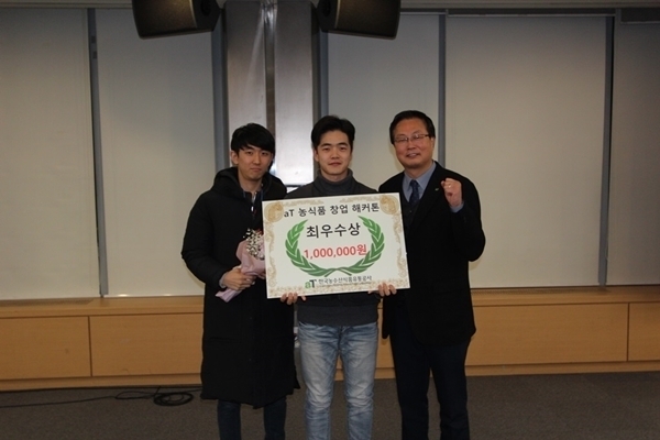 aT 농식품 창업 해커톤 시상식에서 최수우상을 받은 ‘딜리버리랩’ 팀과 기노선 aT 기획조정실장(사진 오른쪽)