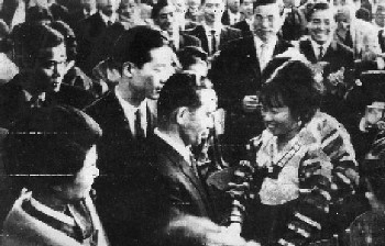 ▲1964년 12월 10월 서독 함보른 광산을 찾은 박정희 대통령을 파독 간호사와 광부들이 반갑게 맞고 있다.