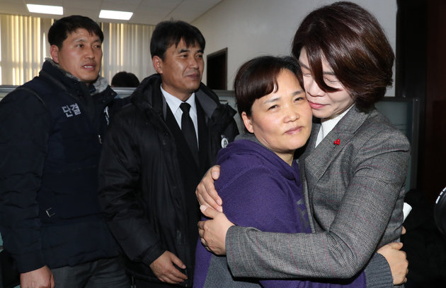 한정애 국회 환경노동위원회 더불어민주당 간사가 27일 서울 여의도 국회 환노위원장실 앞에서 산업안전보건법 개정안에<br>
대한 여야 합의가 이뤄진 뒤 고 김용균씨의 어머니 김미숙씨와 포옹을 하고 있다.