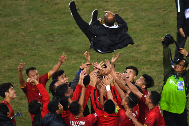 베트남 하노이에서 말레이시아와 2018 아세안축구연맹(AFF) 스즈키컵 결승 2차전을 1-0으로 장식, 우승한 베트남 선수들이<br>
박항서 감독을 공중으로 띄워 올리고 있다