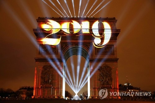 새해맞이 레이저쇼가 펼쳐진 프랑스 파리 개선문[로이터=연합뉴스]