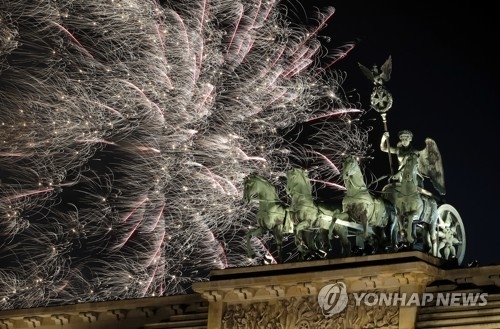 독일 베를린 브렌덴부르크 문 불꽃놀이 축제[AP=연합뉴스]