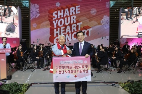 인천공항공사 정일영 사장이 왼쪽 대한적십자사 인천지사 김창남 부회장에게 기부금을 전달하며<br>
기념촬영을 하고 있다.