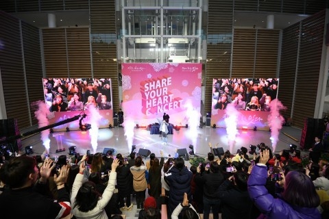 인천공항 겨울 정기 문화공연 Share Your Heart Concert를 찾은 여객들이 공연을 관람하고 있다.