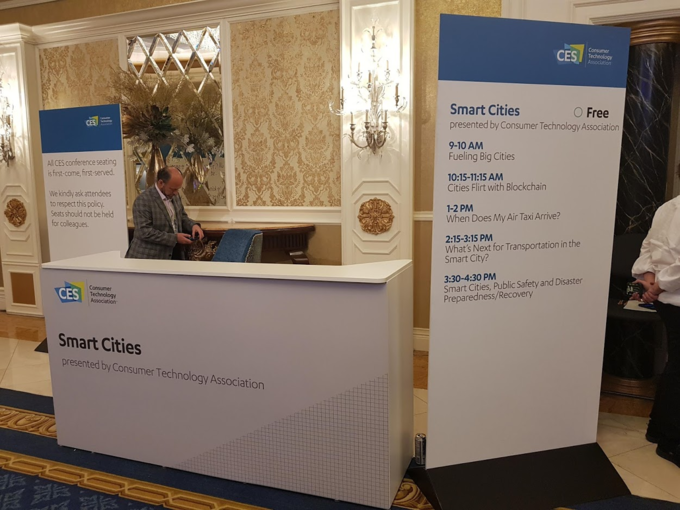 CES 2019 스마트시티 전시관에서 열린 콘퍼런스 안내판. 총 5개의 콘퍼런스로 구성되었는데,<br>
교통 관련 토론이 2건, 안전과 재난 예방의 주제가 1건 포함되었다. (출처 : KOTRA 해외시장뉴스)