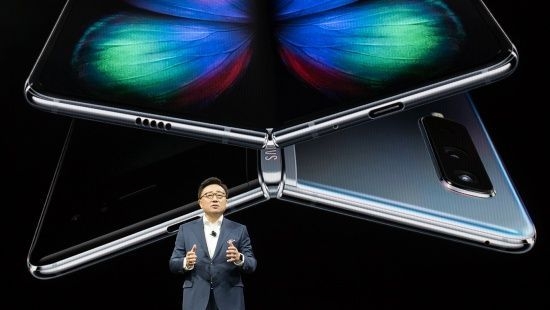 갤럭시 폴드는 화면을 닫으면 자연스럽게 힌지가 나타나도록 설계됐다. (사진=삼성전자)