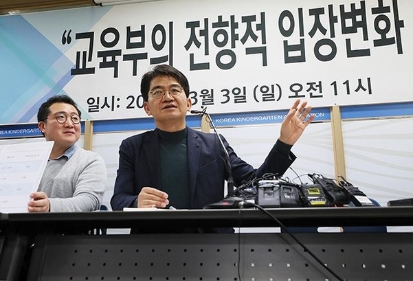 지난 3일 이덕선 한유총 이사장이 서울 용산구 한유총 사무실에서 기자회견을 열고 유치원 개학연기와 관련<br>
정부의 대응에 대한 입장을 발표하고 있다. /연합뉴스