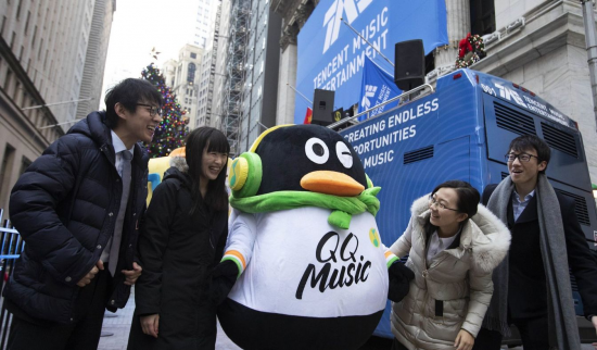 중국의 IT트리오가 살아날 수 있을까. Tencent Music Entertainment 직원들이 IPO를 앞두고 뉴욕증권거래소 앞에서<br>
QQ Music 마스코트와 함께 포즈를 취했다.