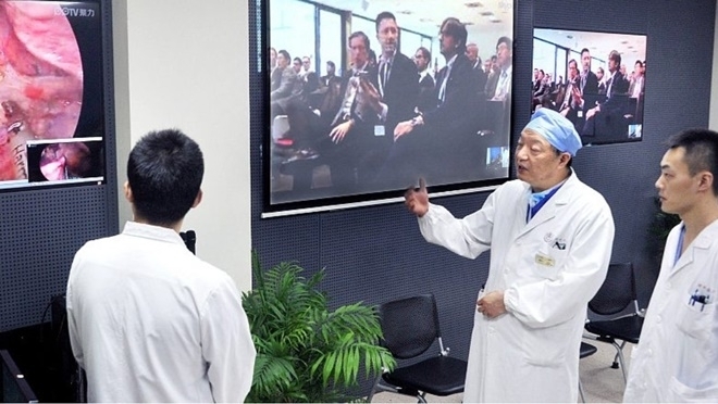 중국의 한 의사가 베이징 3000km떨어진 곳에 있는 환자를 5G통신을 이용한 기계로 조작해 수술하는데 성공했다고 CGTN이 보도했다. (사진=CGTN)