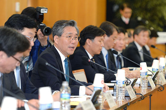 10일 산업통상자원부·한국무역협회 공동으로 열린 수출전략조정회의에서 성윤모 산업부 장관이 발언하고 있다.<br>
(사진=산업통상자원부)