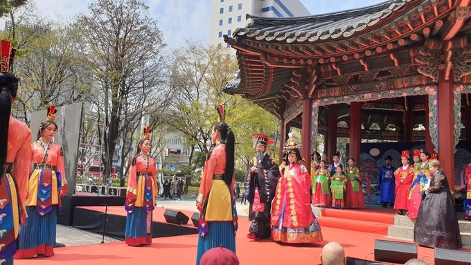 영조의 환생 본행사에서 영조 내외가 등장하고 잇다.