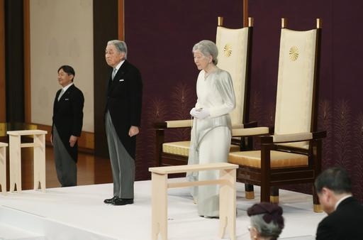 아키히토 일왕이 30일 오후 도쿄 지요다(千代田)구에 있는 고쿄(皇居) 내 영빈관인 '마쓰노마'에서 마지막 퇴위 행사를 치르고 있다.<br>
오른쪽은 미치코(美智子) 왕비. 연합뉴스