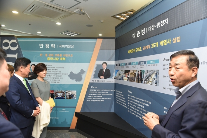 황상석 장보고글로벌재단 사무총장이 전시관에서 박종범 회장에 대해 설명하고 있다