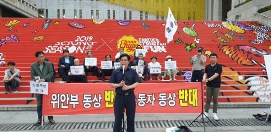 지식인, 깨인 사람이 무엇인가? 바로 역지사지로 자신의 생각을 자주 의심해 보는 지적 용기와 냉정함이 있는 사람들을 이르는 말이다.