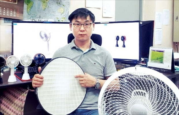 김통일 팬포머 대표가 선풍기 성능을 향상시키는 ‘팬포머 키트’를 설명하고 있다. /팬포머 제공
