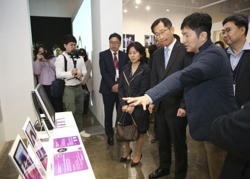 박건수(앞줄 오른쪽 2번째) 산업통상자원부 산업혁신성장실장이 지난 3월5일 서울숲 옆 갤러리아포레에서 열린<br>
‘2019 스타일테크 데이(Style tech)’에서 한 참가자의 기술을 살펴보고 있다. 산업부 제공