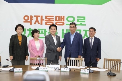 소상공인연합회는 5일 국회에서 민주평화당과 공동 기자회견을 열고 정치세력화 계획을 밝혔다.<br>
사진 왼쪽부터 민주평화당 박주현 의원, 조배숙 원내대표, 정동영 대표와 소상공인연합회 최승재 회장, 권순종 부회장. /<br>
소상공인연합회 제공