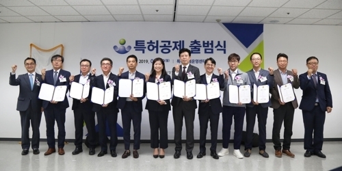 기념촬영하는 박원주(왼쪽 첫 번째) 특허청장과 관계자들