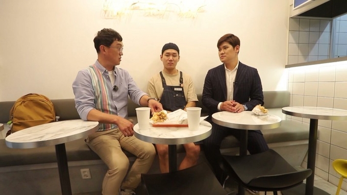 CEO성공으로 프로그램 1회 촬영 현장. 왼쪽부터 MC 고명환, 1회 출연자 소상공인, 성공CEO 문상열