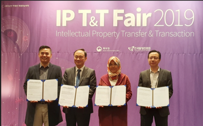 27일 '한·아세안 IP T&T Fair 2019'에서 한국과 아세안 4개국이 지식재산협의체 구성에 대한 MOU를 체결했다. 왼쪽부터 르 당 토(Le Dang Tho) 베트남기술창작지원기금 총국장, 고준호 한국발명진흥회 상근부회장, 에리차 인산 프라티시(Erricha Insan Pratisi) 인도네시아 발명혁신추진협회 회장, 림 밍 카이(Lim Ming Khai) 싱가포르 지적재산중개사 직무이사