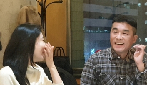 법적으로 부부가 된 가수 김건모와 장지연 씨가 28일 저녁 여의도에서 화기애애하게 대화를 나누고 있다.