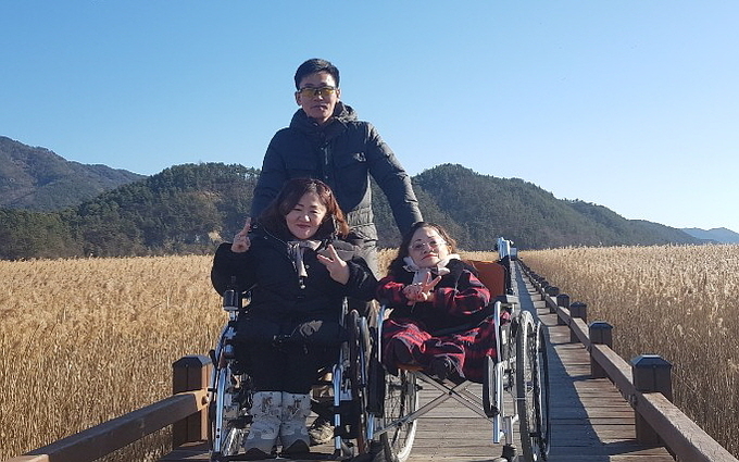 사진설명) 지난해 초록여행 미션여행을 다녀온 자매의 기념촬영 모습