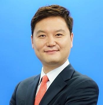 박승찬<br>
중국 칭화대에서 경영학 박사를 취득했다. 대한민국 주중국대사관에서 중소벤처기업지원센터 소장을 5년간 역임하며 3000개가 넘는 기업을 지원했다. 현재 중국경영연구소 소장과 용인대학교 중국학과 교수로 재직 중이다.