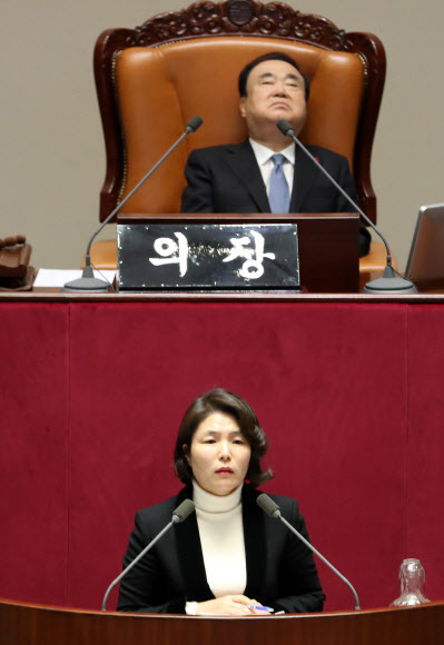 전희경 자유한국당 의원(아래)이 24일 오후 서울 영등포구 여의도 국회에서 무제한 토론에 나서<br>
문희상 국회의장 비판으로 연설을 시작하자 문 의장이 불편한 모습을 보이고 있다. 뉴시스