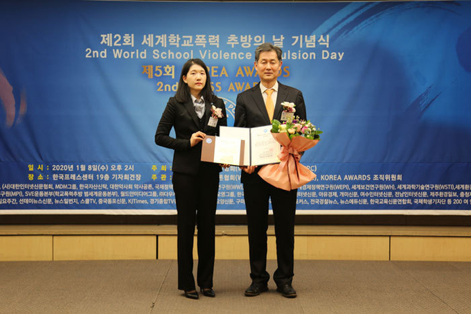 사진설명: 세계청년리더총연맹 부설 언론기관인 사단법인 세계언론협회(WPA, WORLD PRESS ASSOCIATION)와 세계연맹기자단(WPC, WORLD PRESS CORPS)이 2020년 1월 8일 오후 2시 한국프레스센터 19층 기자회견장에서 공동주최한 '제5회 KOREA AWARDS' 시상식에서 세계청년리더총연맹 이산하 총재가 '보건공헌대상' 수상자인 권준수 서울대학교 의과대학교수와 기념촬영하고 있다 (사진: 사단법인 세계언론협회 사진공동취재단)