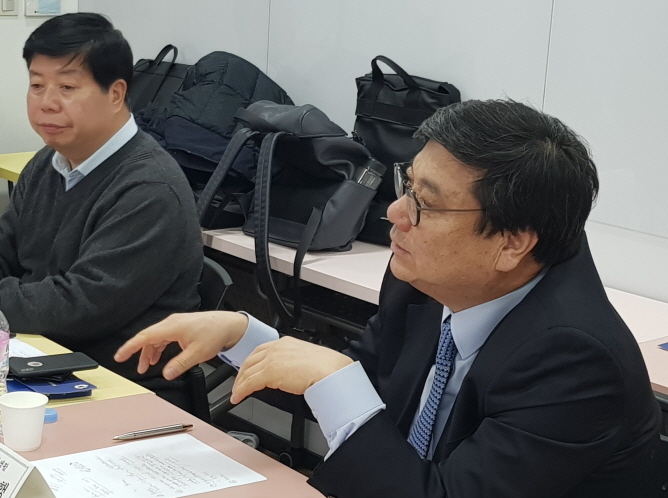 발언하는 조연행 연합회장(우)(왼쪽은 연합회 배홍 사무국장(좌)