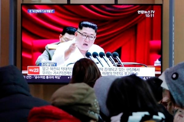 서울시민들이 지난 1월1일 북한 김정은 위원장이 매국에 대한 경고와 신형무기에 대한 보도를 보고 있는 모습. 사진=AP/뉴시스