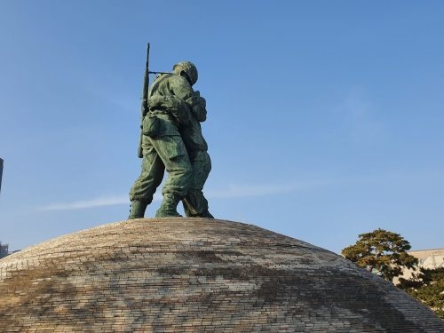 용산전쟁박물관 정문 초입에 들어선 전우상(the statue of Brothers)인데 18m너비에 11m높이의 대형 작품이다.