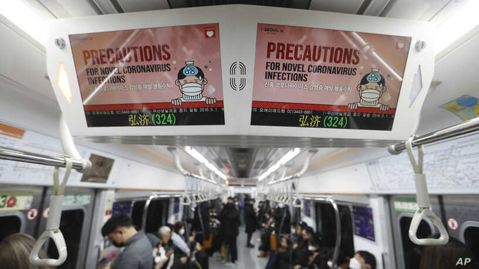 Electric screens about precautions against the illness COVID-19 are seen in a subway train in Seoul, South Korea, Monday, Feb…<br>
한국 서울의 한 지하철 객차 안에 설치된 신종 코로나바이러스 경고문 (AP-VOA) 