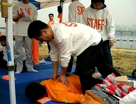 이기원 원장이 꾸준한 봉사활동을 통해 절망을 겪고 있는 이들에게 희망을 심어주며 따뜻한 마음을 나누는데 앞장서고 있다고 21일 밝혔다. 사진=이기원의 대체의학원