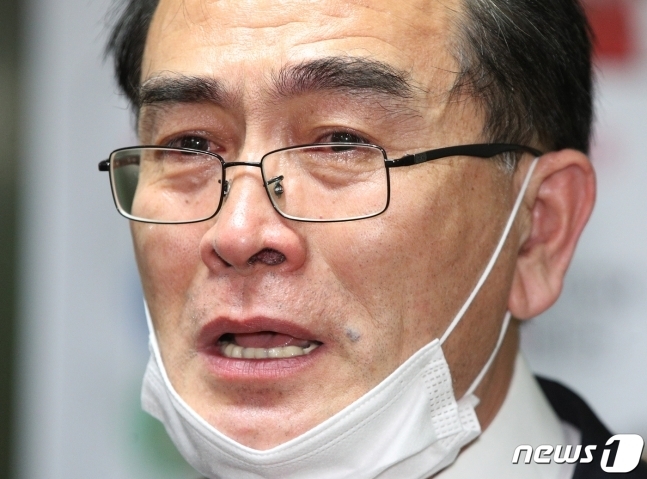 태구민(태영호) 미래통합당 강남갑 후보가 16일 새벽 서울 강남구 신사동 자신의 선거사무소에서<br>
21대 국회의원선거 당선이 확실해지자 눈물을 흘리고 있다. 2020.4.16/뉴스1