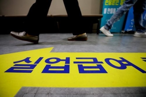 전국민고용보험은 프랑스와 네덜란드가 시행 중인데 이들 나라처럼 모든 국민들이 세금을 내고, 압도적인 소득세율을 도입해야 가능하다.