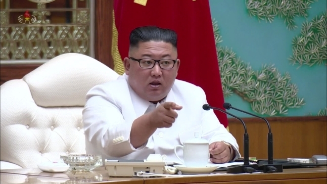 북한은 지난 7월25일 노동당 중앙위원회 정치국 비상확대회의를 긴급 소집하고, 신종 코로나바이러스 감염증(코로나19) 대응 차원에서 국가비상방역체계를 '최대비상체제'로 전환했다고 조선중앙TV가 26일 보도했다. 김정은 위원장이 당중앙위원회 본부청사에서 직접 회의를 진행하고 있다. ⓒ 연합뉴스