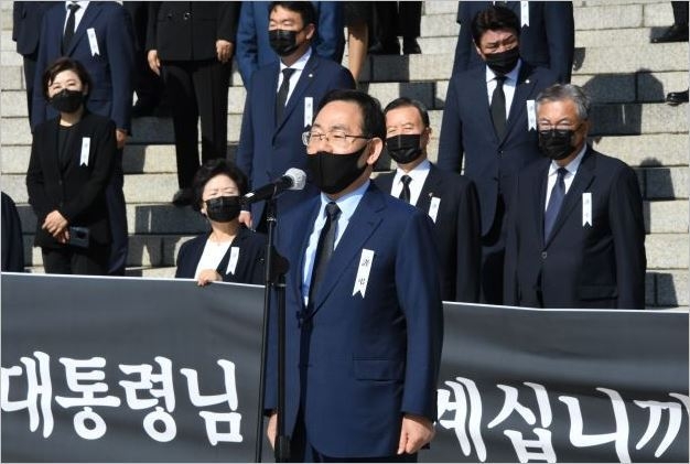 국민의힘 주호영 원내대표가 28일 국회 본청 앞 계단에서 열린 '북한의 우리 국민 학살만행 규탄 긴급의원총회'에서 발언하고 있다.