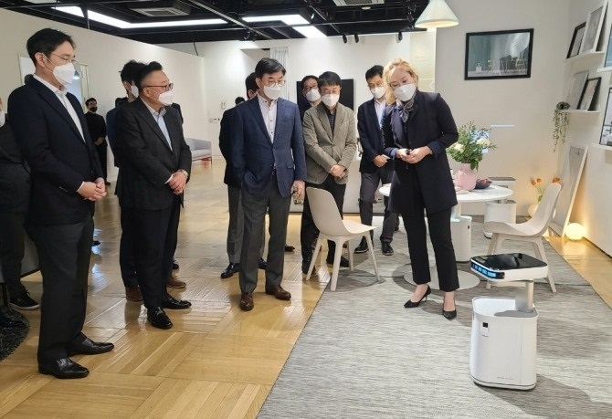 이재용 삼성전자 부회장(왼쪽에서 첫번째)이 가정에서 운동, 취침, 식습관 등을 관리해주는 로봇을 살펴보고 있는 모습. 사진=삼성 제공