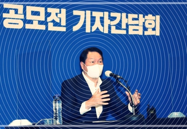 최태원 대한상공회의소 회장이 7일 기자들과 만나 포스트 코로나 시대 경제 발전을 위한 대국민 아이디어 공모전인 ‘국가발전 프로젝트’에 대해 설명하고 있다. /사진 제공=대한상의