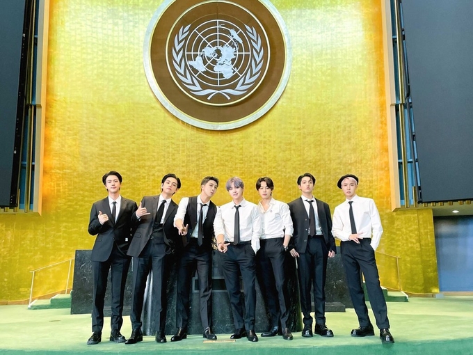 유엔 총회장에 선 BTS<br>
(서울=연합뉴스) 유엔 총회에 청년세대 대표로 참석한 방탄소년단(BTS)이 각국 정상들이 연설하는 유엔 총회장을 누비며 유쾌한 화합의 무대를 선사했다. BTS는 20일(현지시간) 뉴욕 유엔 총회장에서 열린 지속가능발전목표 고위급 회의(SDG 모멘트) 행사에서 사전 녹화된 '퍼미션 투 댄스'(Permission to Dance) 퍼포먼스 영상을 공개했다. BTS가 지난 7월 발표한 '퍼미션 투 댄스'는 '춤추는 데 허락은 필요 없다'는 메시지와 팬데믹 종식에 대한 희망을 표현한 곡이다. 