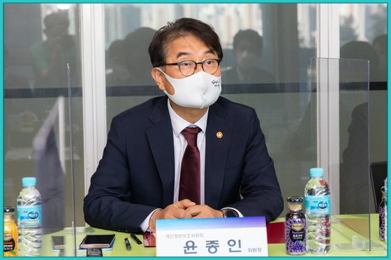 윤종인 개인정보보호위원회 위원장이 14일 오후 서울 마포구에 위치한 ㈜컴투테크놀로지에서 '개인정보 톡톡릴레이'를 진행 모습. 연합뉴스