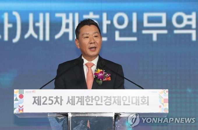하용화 세계한인무역협회장이 12일 서울시 광진구 워커힐 호텔에서 열린 세계한인경제인대회에서 개회사를 하고 있다. 