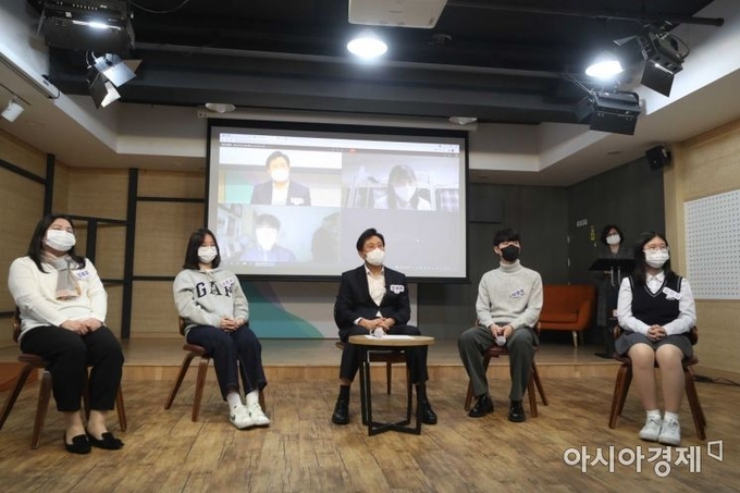 오세훈 서울시장이 30일 서울 용산구 서울시립청소년미디어센터에서 ‘서울런’ 멘토링에 참여 중인 학생, 학부모와 서울런 멘토링 현장 간담회를 갖고 있다. 서울런은 무너진 교육사다리를 복원해 계층 간 교육격차를 해소하기 위한 서울형 온라인 교육플랫폼으로, 오세훈 시장의 핵심 공약이다. 출처 : 아시아경제)