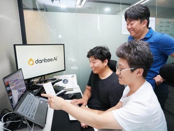 LG CNS 사내벤처에서 분사된 단비아이앤씨 멤버들이 지능형 챗봇을 만들고 있다(오른쪽 사진). LG CNS 제공