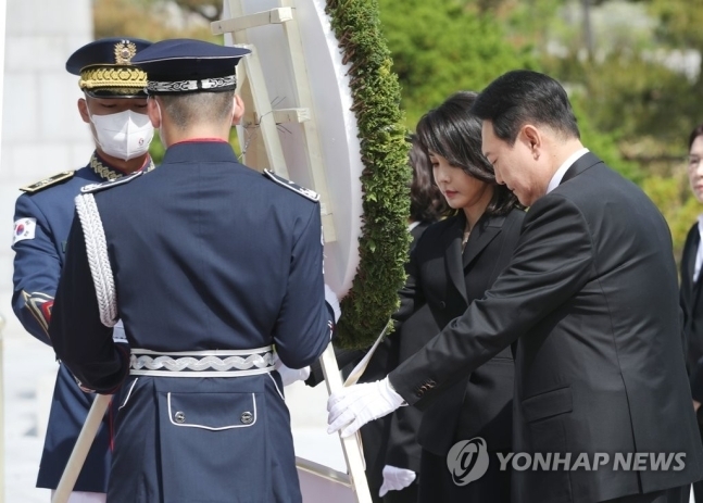  윤석열 대통령과 부인 김건희 여사가 10일 오전 서울 동작구 국립서울현충원 내 현충탑에 헌화하고 있다. 